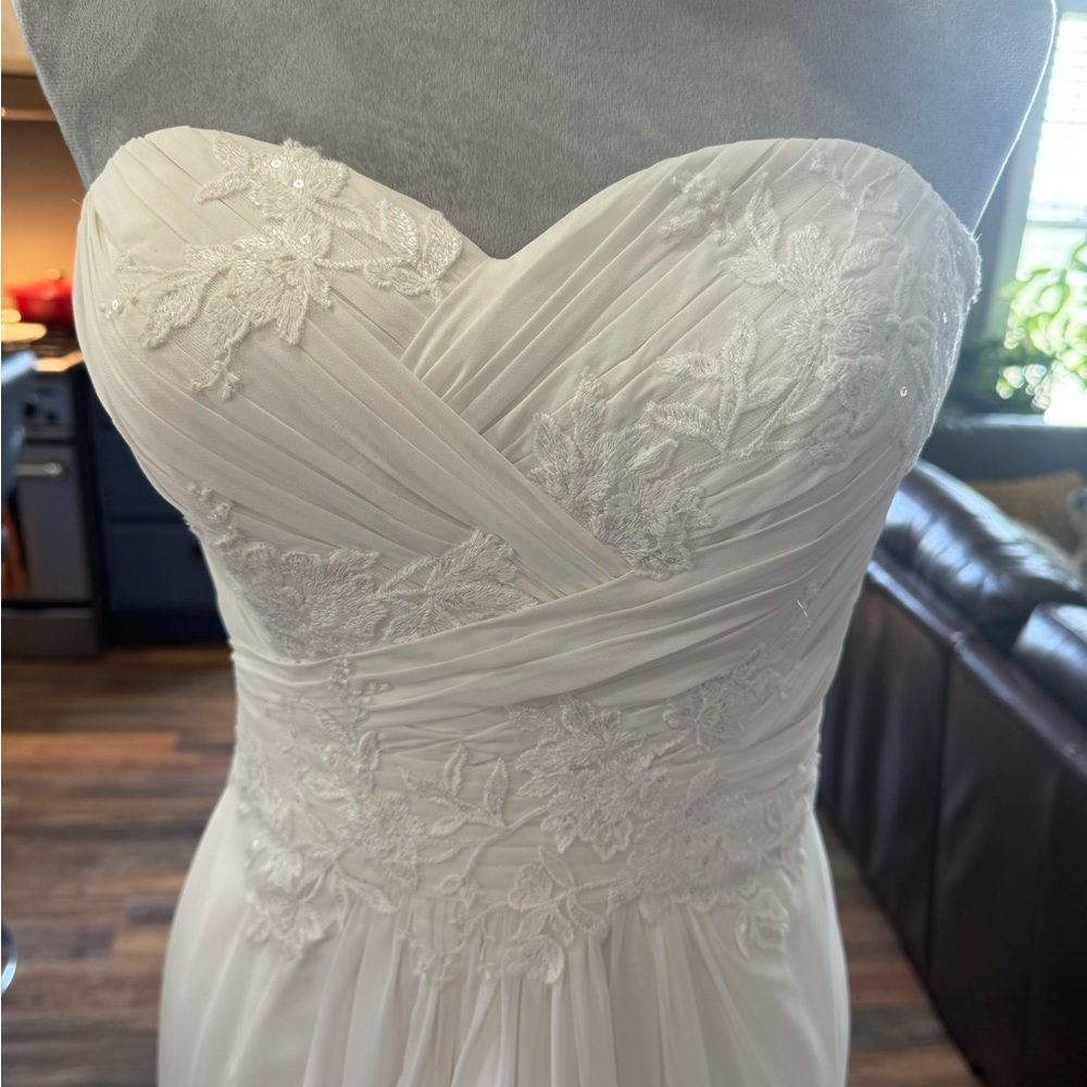David's Bridal Ivory Strapless Dress with veil